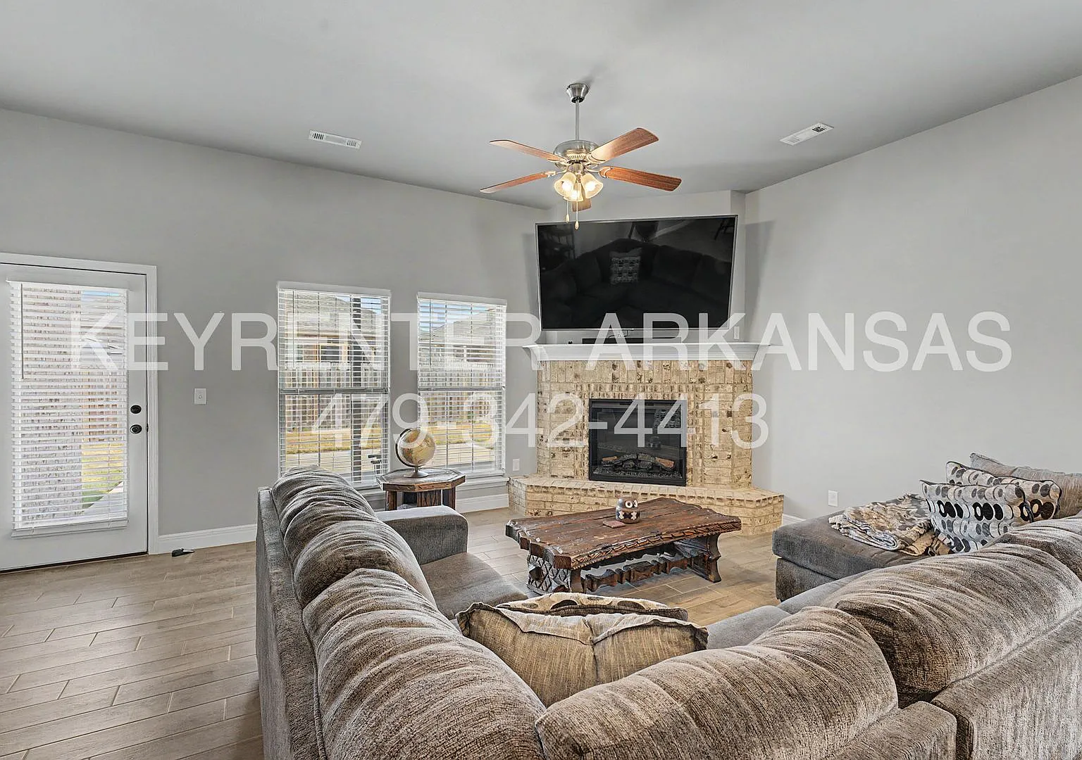 Modern 2BR/2BA Home with Luxury Master Suite & HighCeiling Living Space — Photo 4