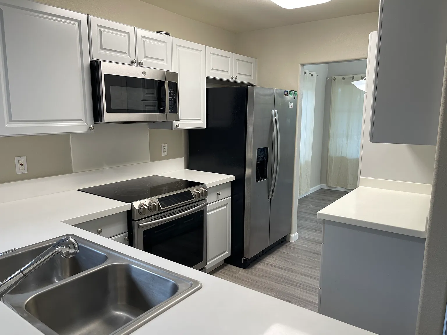 3 bed, 2.5 bath, 1552 sqft, $3,900 — Photo 3