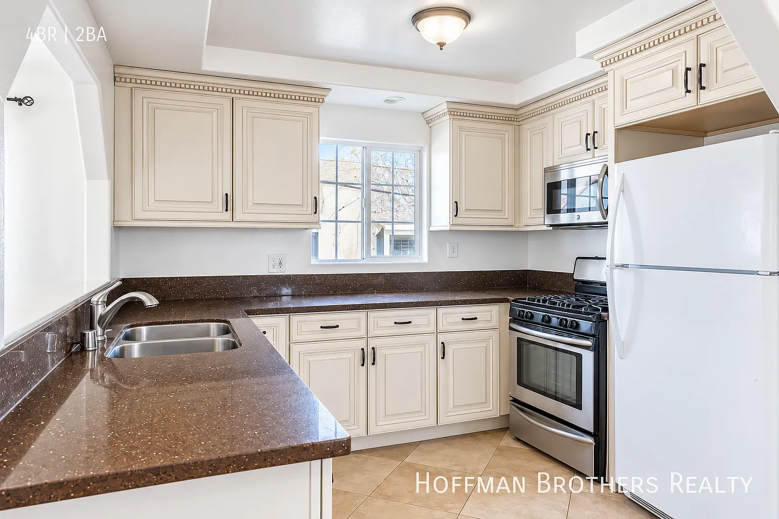 Renovated Townhouse with Open-Concept Living, Porch, In-Unit Laundry And Parking — Photo 2