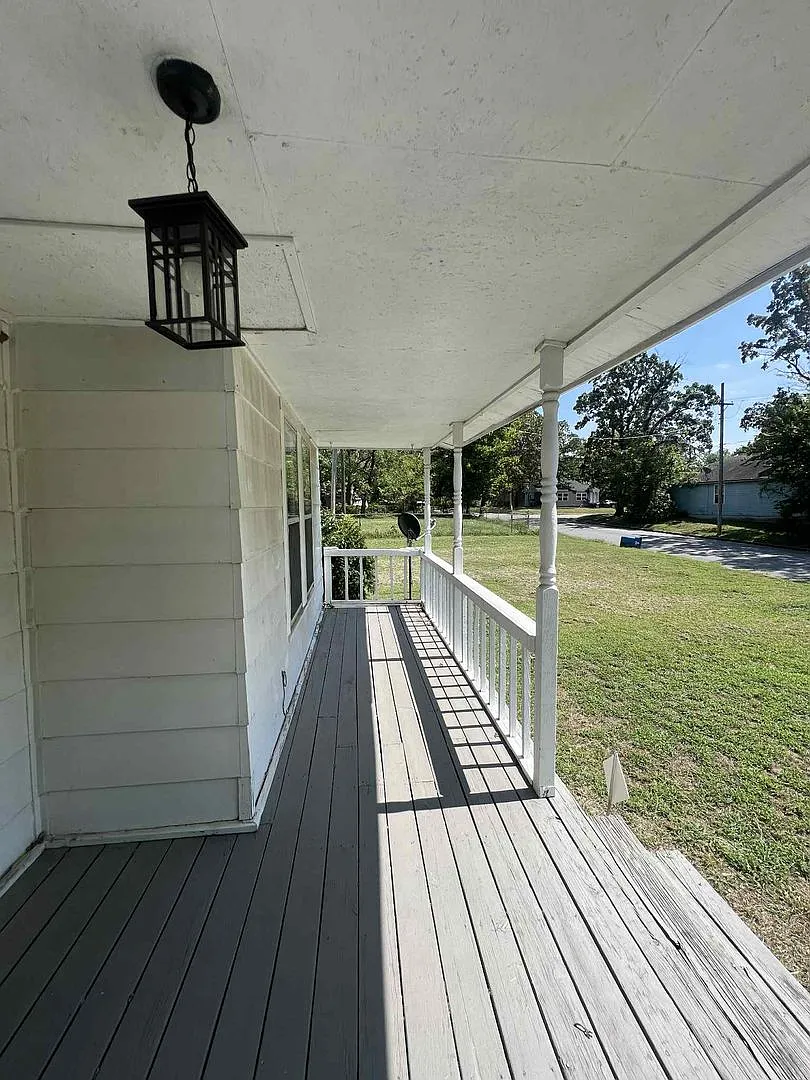 Coming Soon: Charming 3 Bedroom / 2 Bathroom Home With Convenient Back Parking! — Photo 3