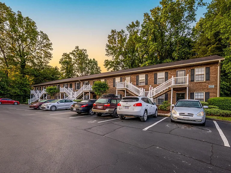 Foxcreek Apartments — Photo 8