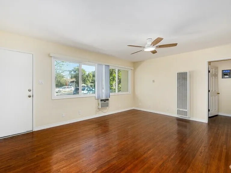 7001 Hazeltine Ave #7009-1/2 — Photo 2