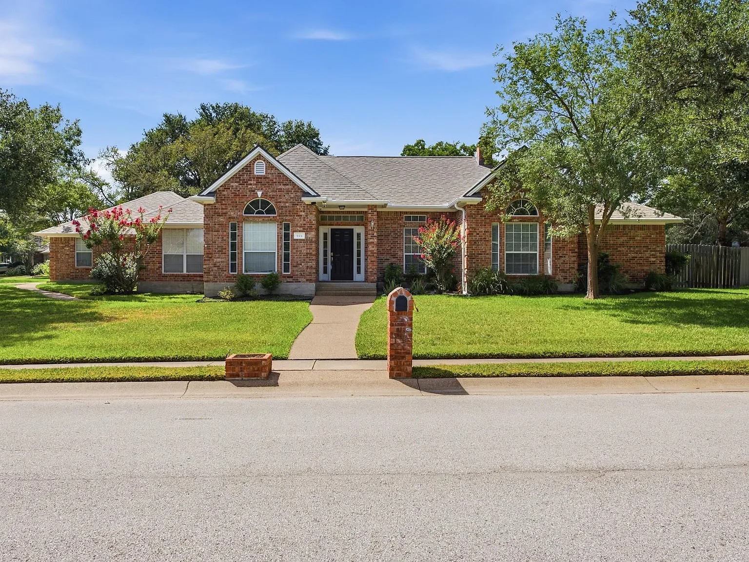 4 bed, 3.0 bath, 2561 sqft, $3,500 — Photo 2