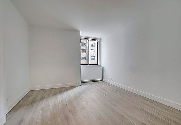 4th image of 300 Mercer St APT 16a