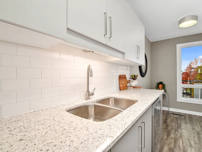 35 Woodridge Cres — Photo 52