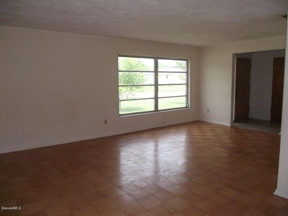5th image of 1503 Country Club Dr