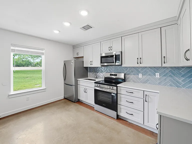 102 Rose Dr #B — Photo 7