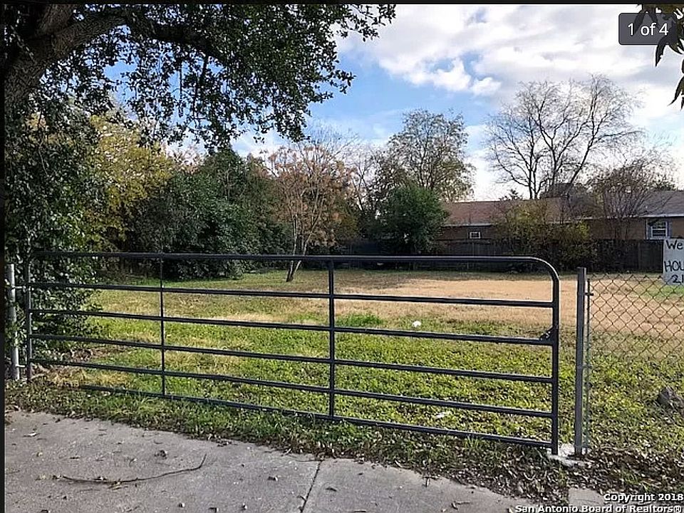 2nd image of 902 Dreiss St