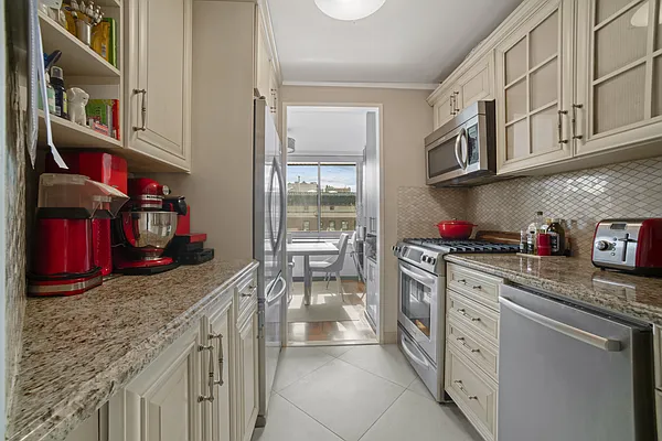 Rented by Akam Sales and Brokerage | media 7