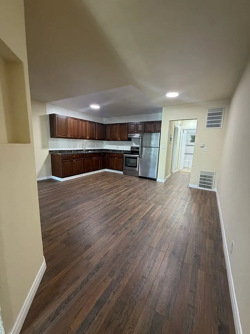 Hollywood & Highland Walkable Apartment Community — Photo 4
