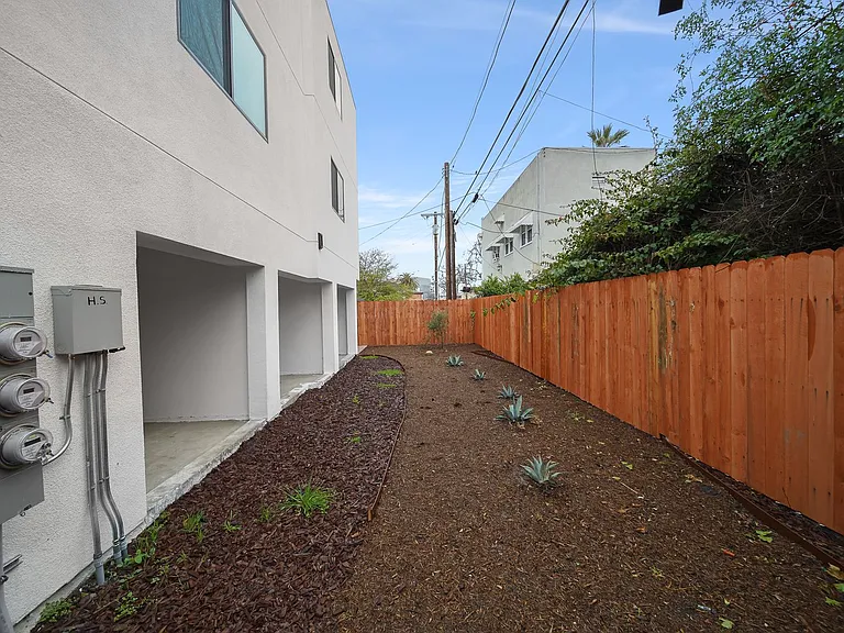 Luxury 2 and 3 Bed Townhomes with Covered Parking! — Photo 17