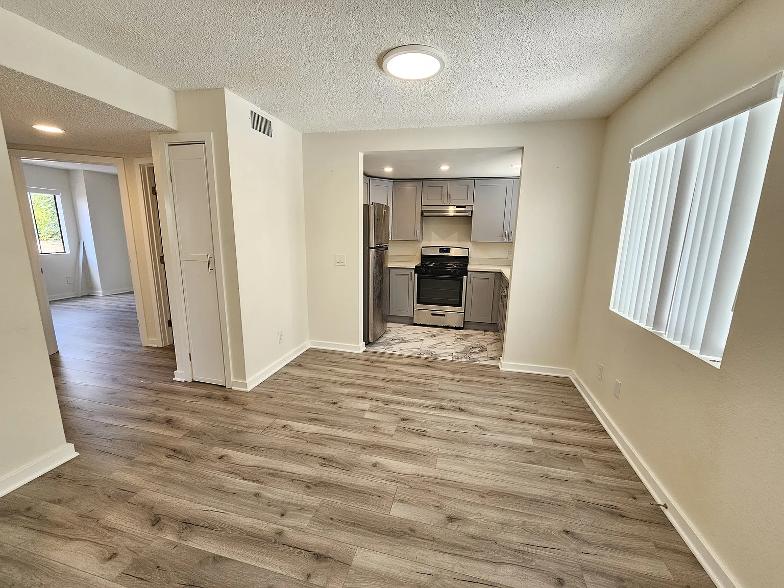 2 bed, 950 sqft, $2,200 — Photo 4