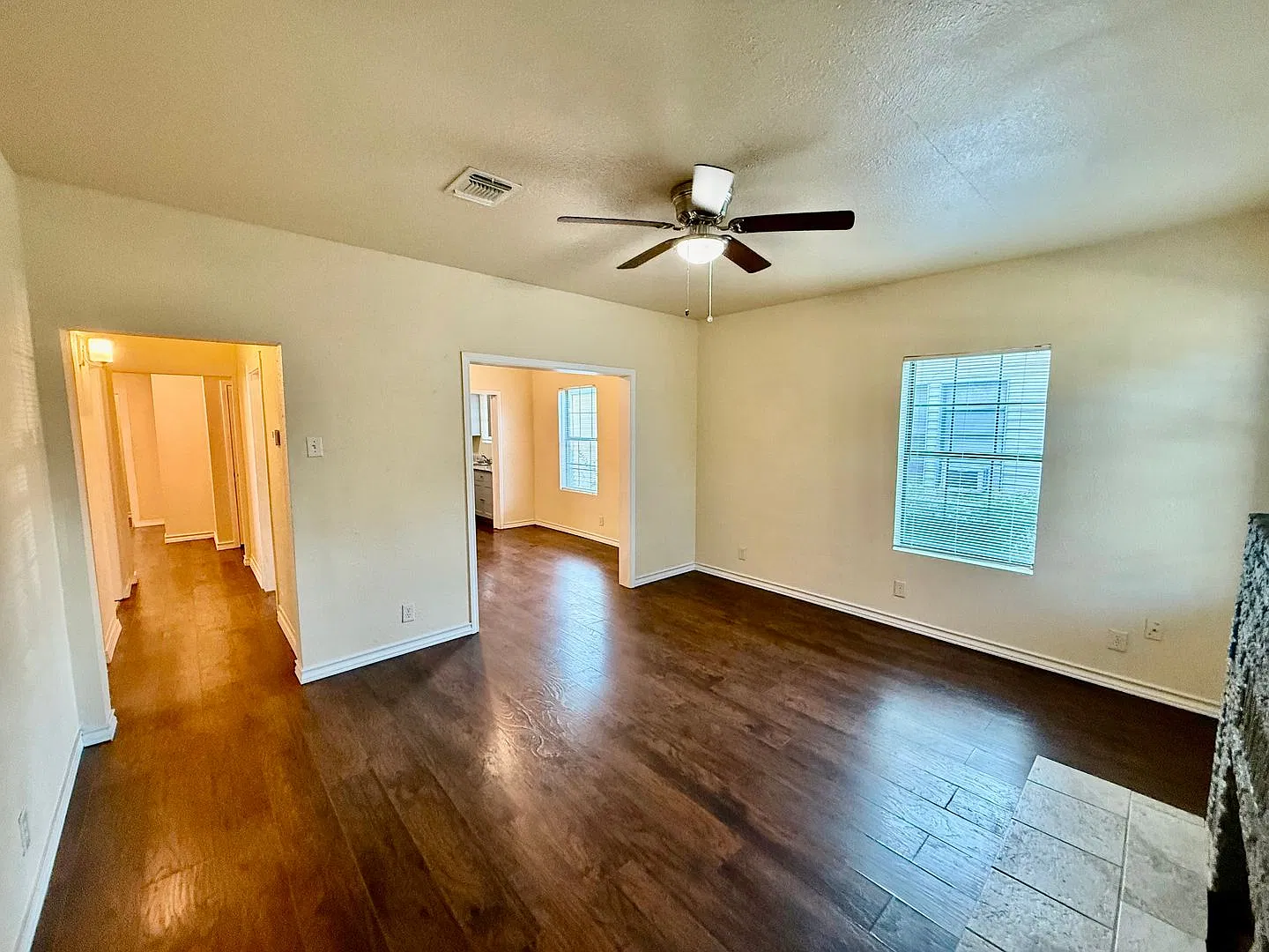 Newly renovated home with all the modern touches: Wood-laminate floors, Stainless Steel Appliance... — Photo 3
