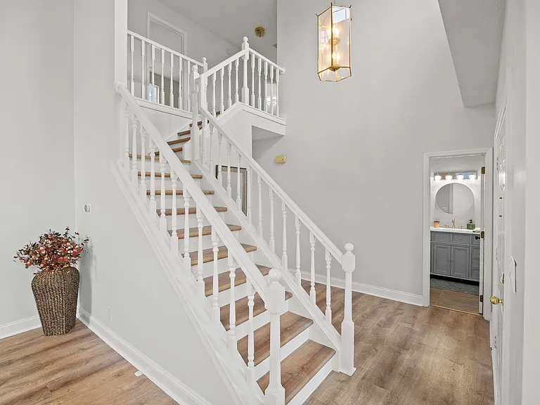 21 Goldersgreen Dr — Photo 6