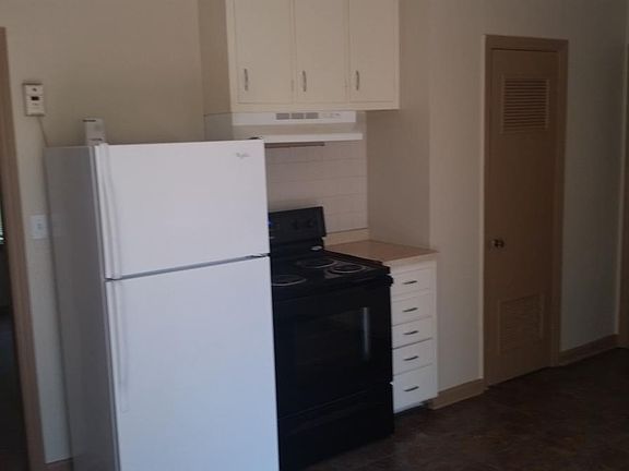 Kitchen with eat-in dinning room