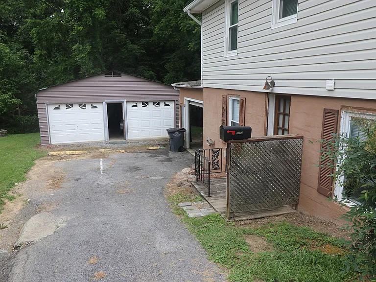 1672 Houston Ave — Photo 2