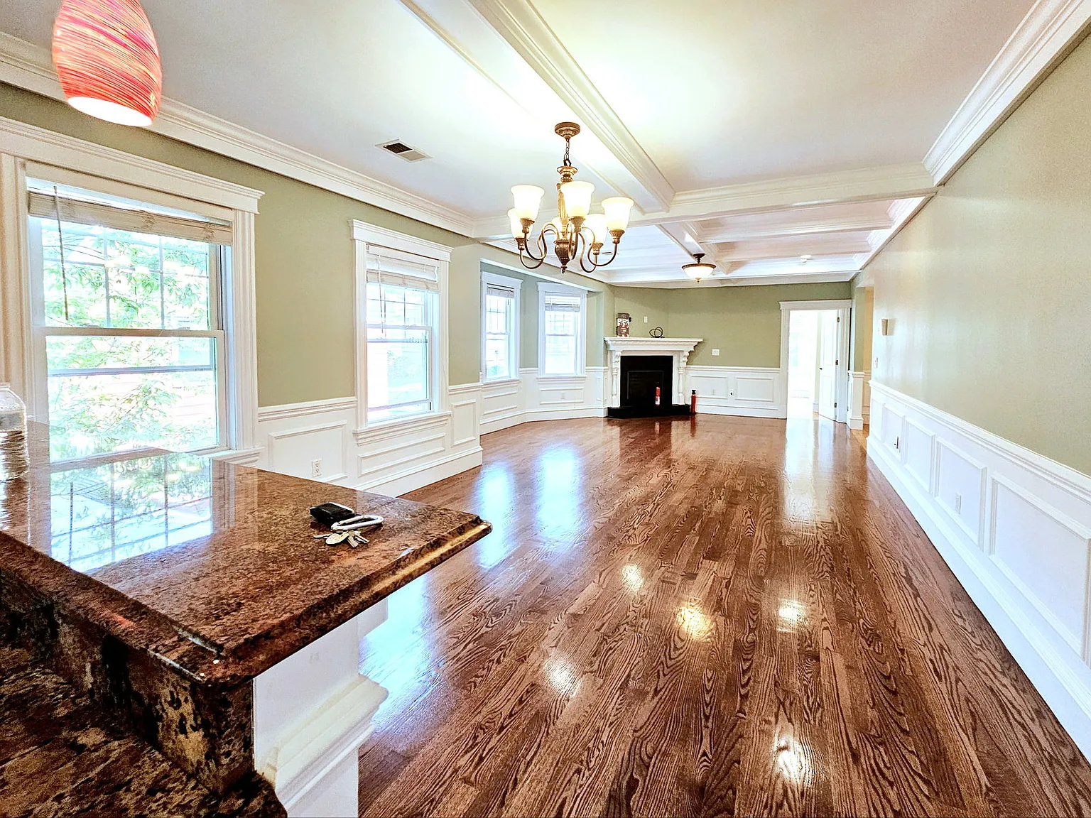 4 bed, 3.0 bath, 2800 sqft, $5,200 — Photo 2