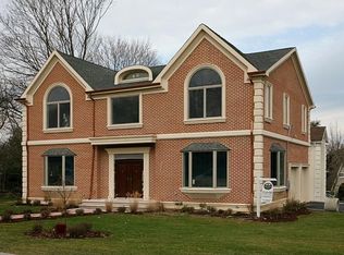 15 Crabtree Ln, Roslyn, NY 11576