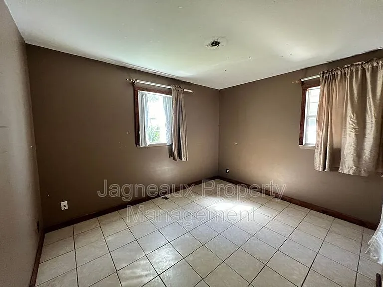 1505 Meadow Dr — Photo 6