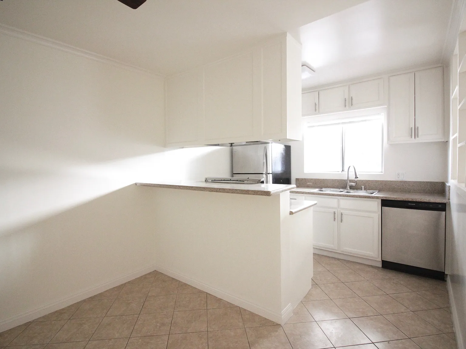 2 bed, 780 sqft, $2,449 — Photo 3