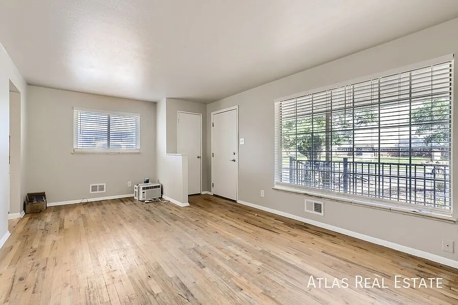 Save $2395 on rent! Private yard! Updated 3-Bedroom Home in Aurora! — Photo 3