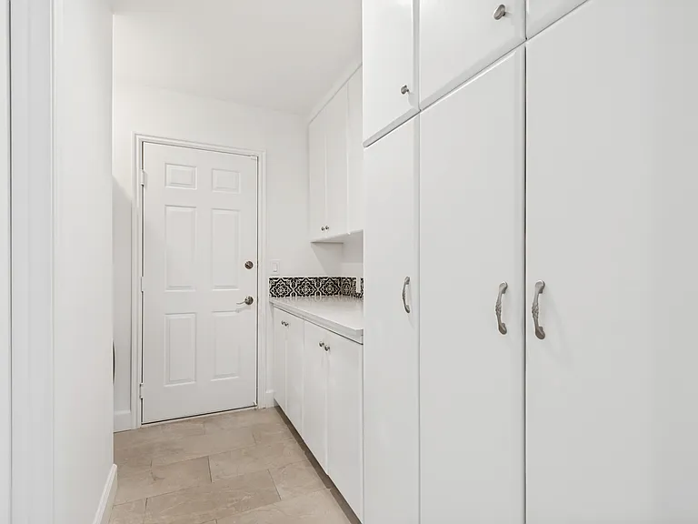 1241 Cambridge Ct — Photo 25