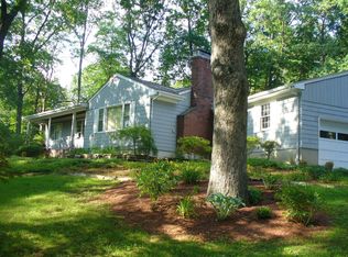 9 S Glenwoods Rd, Gales Ferry, CT 06335