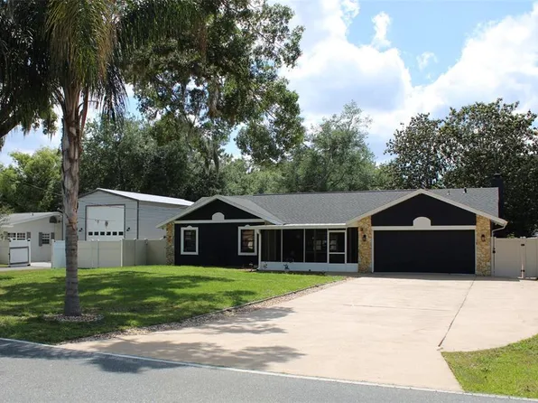 27627 Lois Dr, Tavares, FL 32778