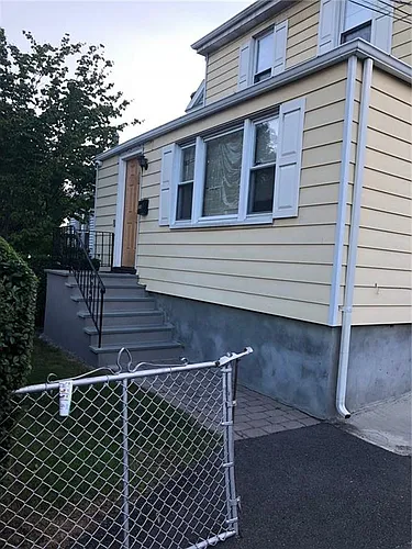 194 Trenchard St Photo 1