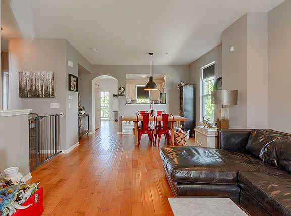 4th image of 202 Wildflower St