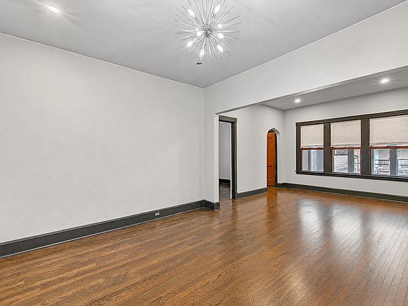 3rd image of 2040 Lincoln Ave