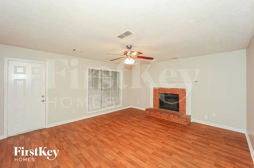 4 bed, 2.5 bath, 2212 sqft, $2,185 — Photo 3