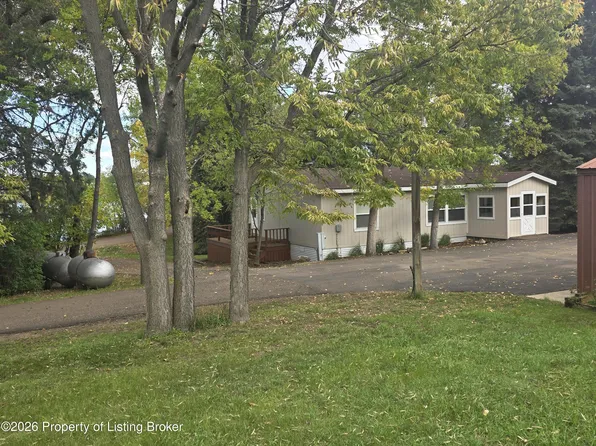 216 Lakeview Dr, Hettinger, ND 58639