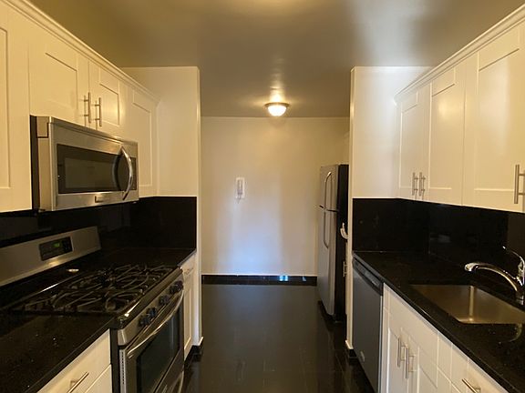 3rd image of 305 E 86th St APT 6CW