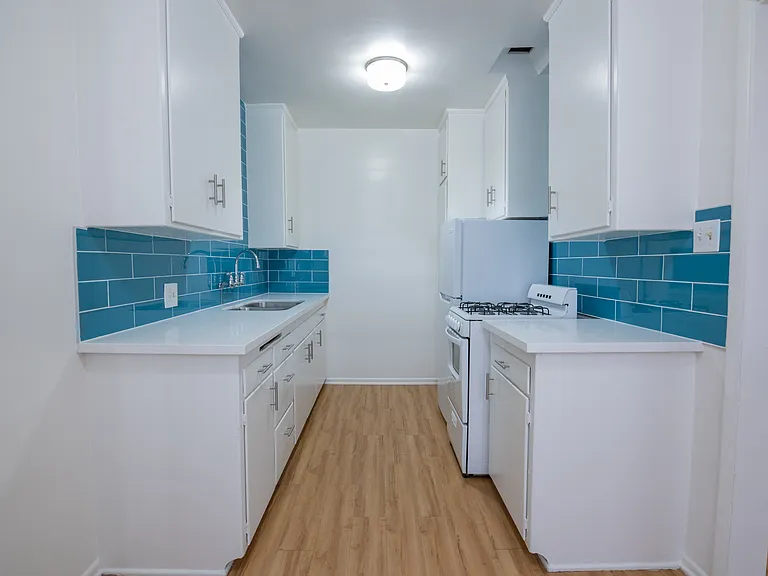 Gayley Manor Apartments — Photo 73