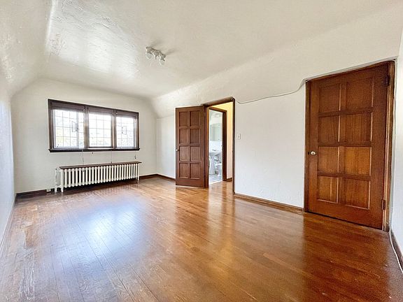 2nd image of 1005 E Roy St #2