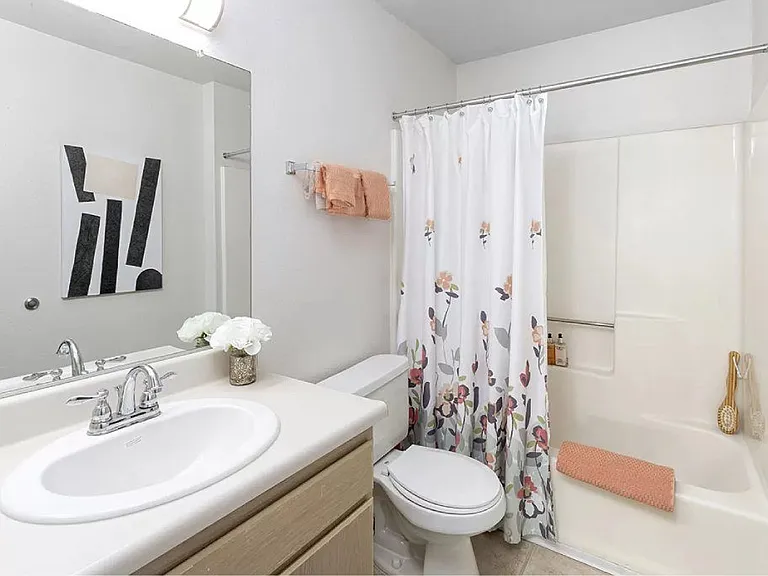 La Regencia Apartments — Photo 33