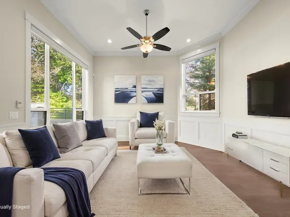 7028 Broadway, Burnaby, BC V5A 1R8