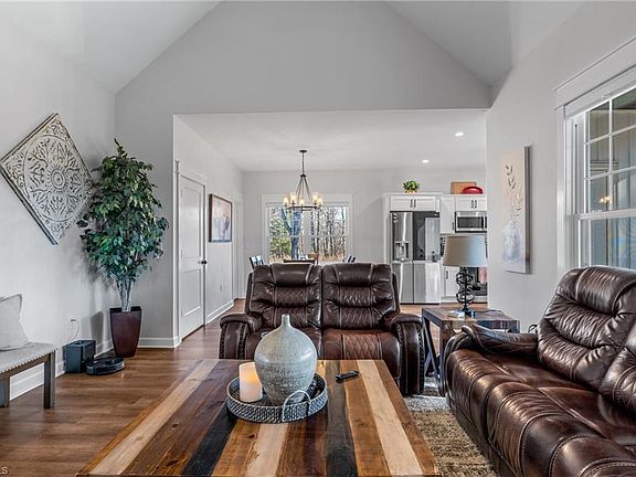 4th image of 112 Yount Rd