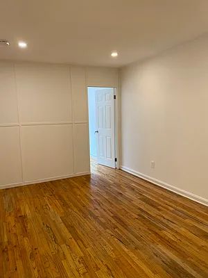 Rented by Current Real Estate Advisors | media 10