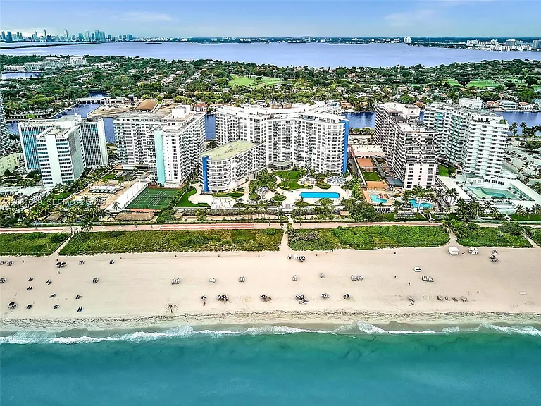 5161 Collins Ave #1017 — Photo 35