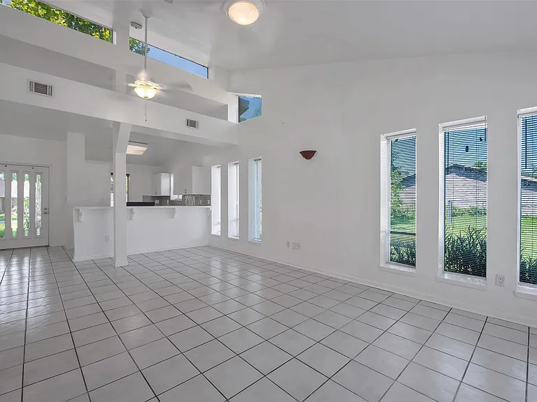 1208 Weyer St — Photo 14