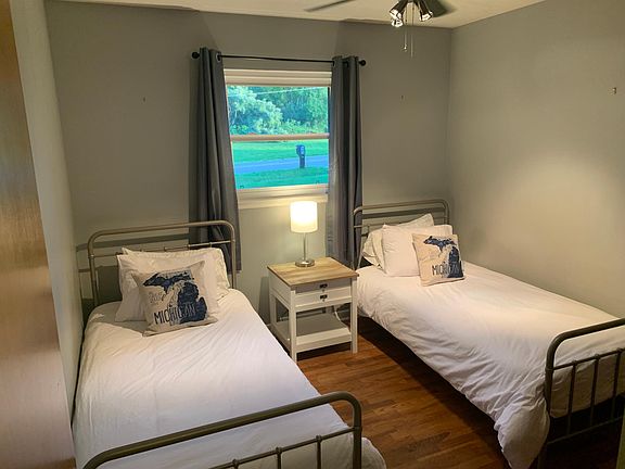 Third bedroom with two twin beds