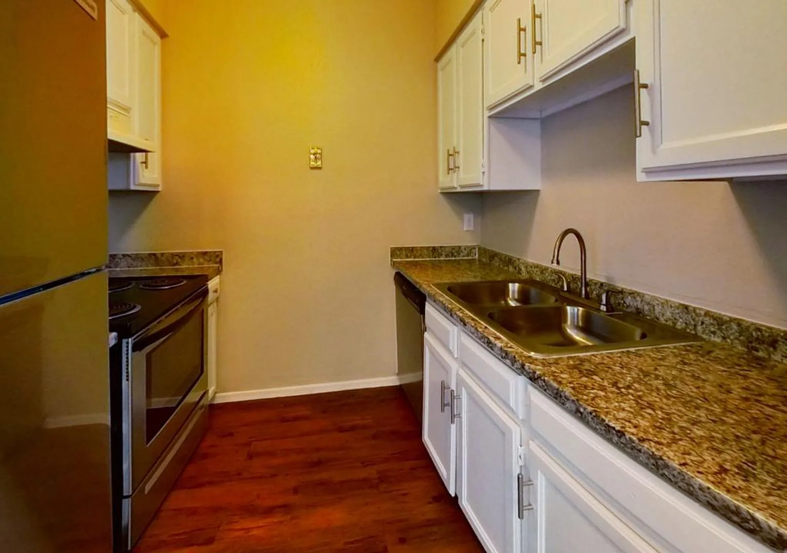 Two Bedroom Apartment Home with Beautfiul Courtyard views — Photo 1
