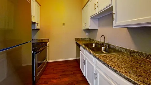 Two Bedroom Apartment Home with Beautfiul Courtyard views Photo 1