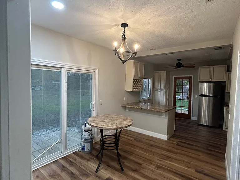 208 W Fox St — Photo 17