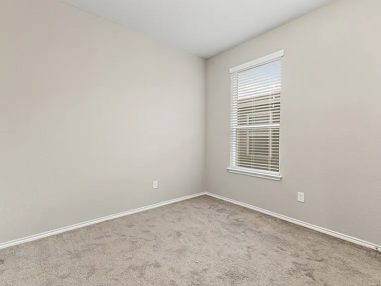 10719 Noble Cyn — Photo 16