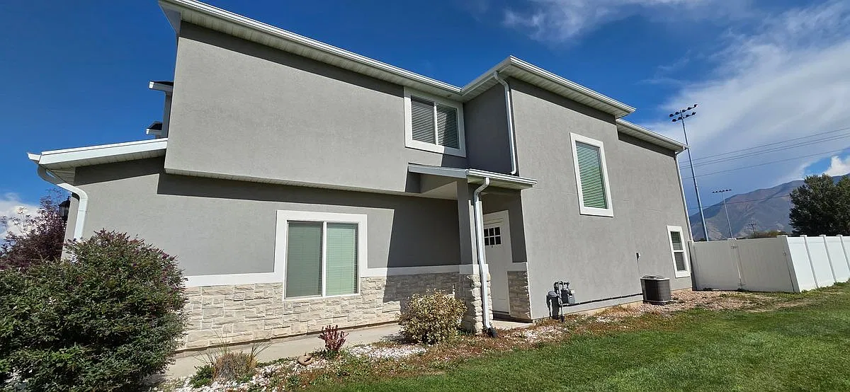 4 bed, 3.0 bath, 2212 sqft, $2,200 — Photo 1