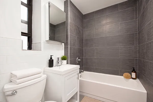 Bathroom, photo 1