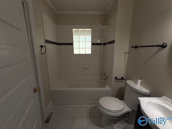 4th image of 712 S 10th St
